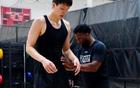 杨瀚森训练师比郭士强更懂他：杨瀚森不是传统中锋，他能传能投！